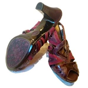 SOFFT Platform width Magenta Leather & Suade Heels